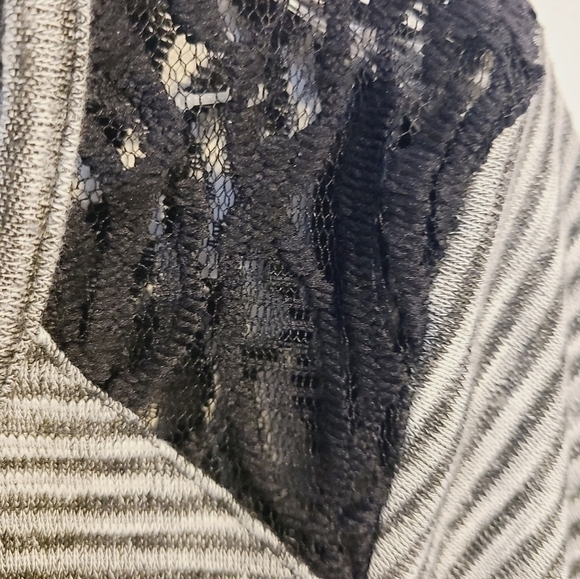 iZ Byer | Women's Striped Scoopneck Cinched Shirt With Necklace (Size Medium) - Picture 9 of 14